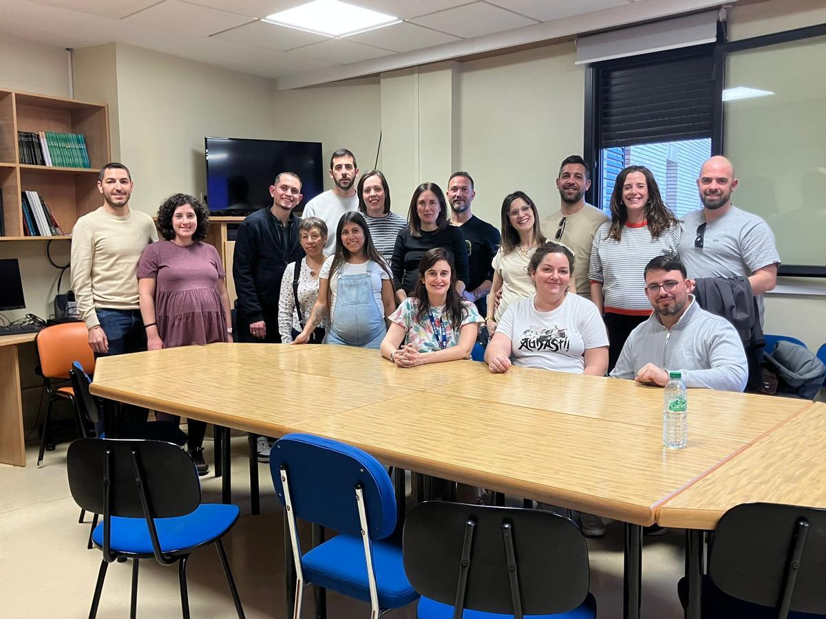 Grupo de mujeres embarazadas y acompañantes durante la primera visita guiada al área de partos del Hospital Clínico Universitario Lozano Blesa.