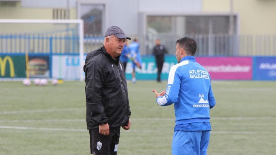 Mandiola conversa con Hugo Díaz.