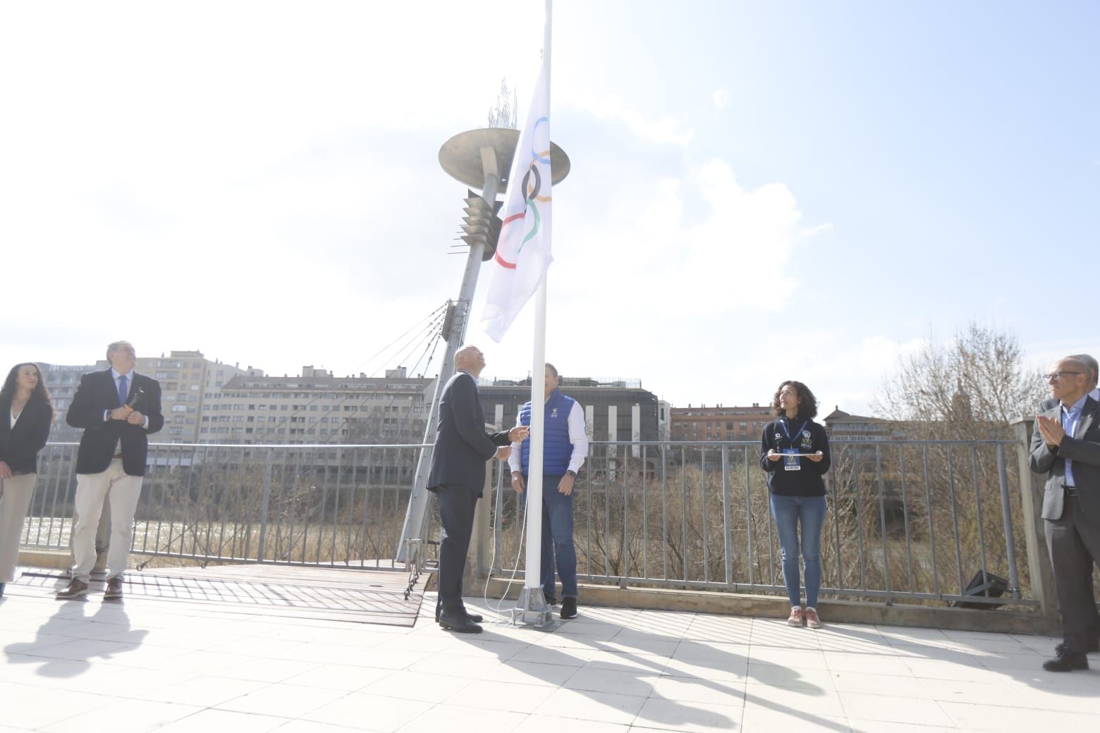 En imágenes | La bandera olímpica ya preside desde las alturas en las instalaciones del CN Helios