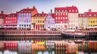 Esta es la ciudad europea más segura para hacer tu primer viaje sola: tiene un canal lleno de casas de colores y una forma de vida única