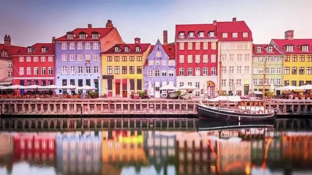 Esta es la ciudad europea más segura para hacer tu primer viaje sola: tiene un canal lleno de casas de colores y una forma de vida única