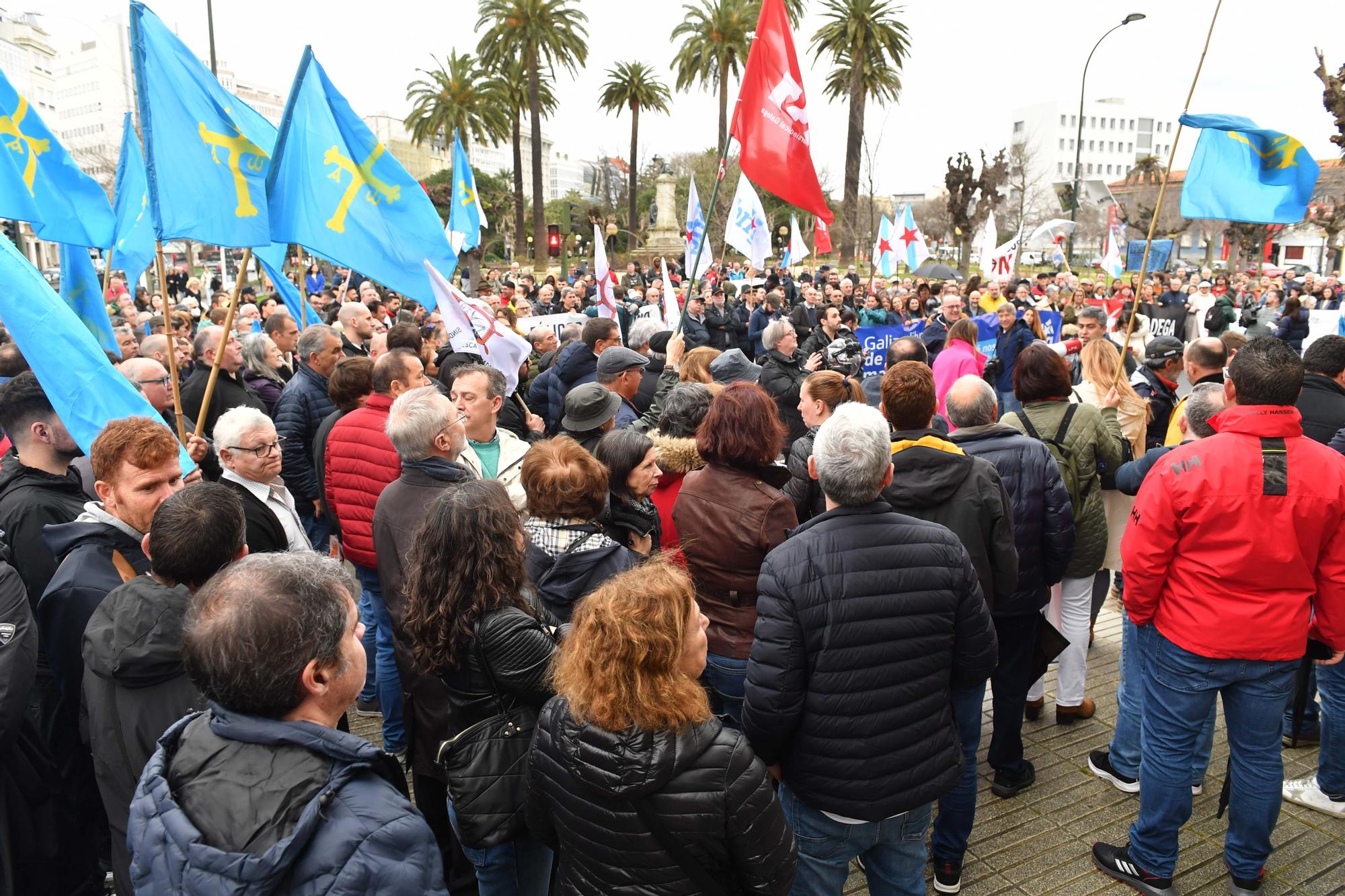 Concentración en la Delegación del Gobierno de la Cofradía de Pescadores en defensa de la pesca y los ecosistemas marinos