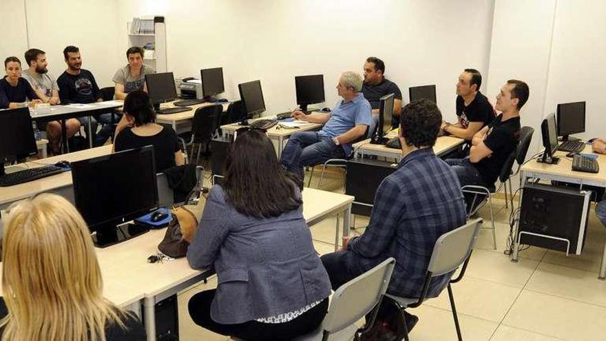 La reunión se celebró en una sala de la sede de la Asociación de Empresarios de Deza. // Bernabé/Javier Lalín