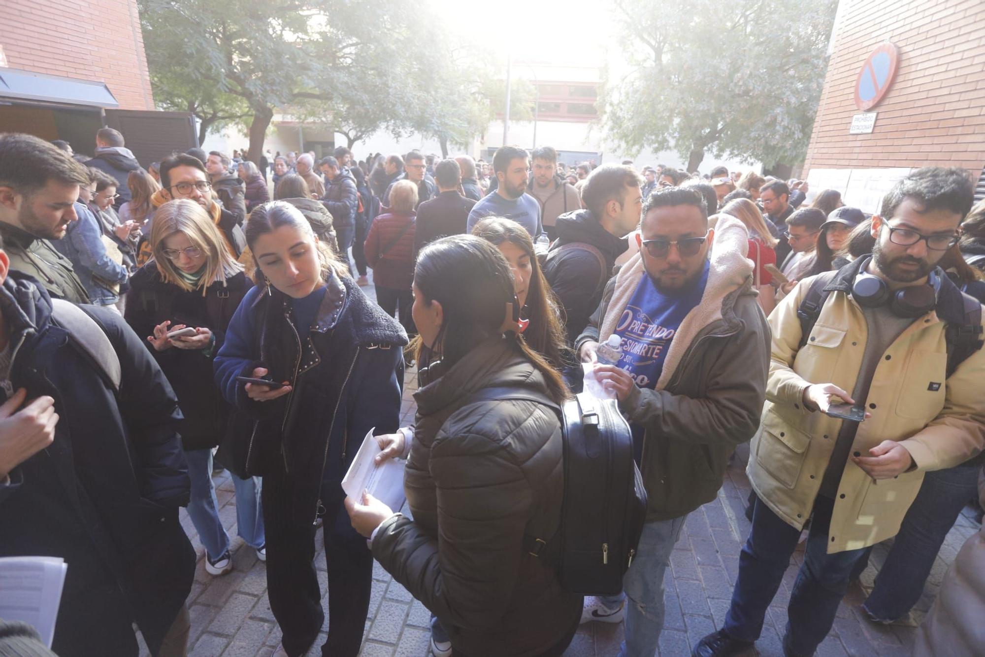 Miles de personas se presentan a las oposiciones de Sanidad en València