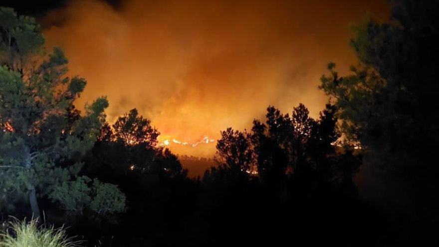 Vista nocturna del incendio registrado en Jódar.