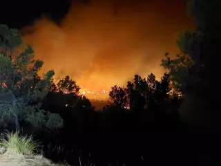 El Infoca emplea fuego técnico para cortar el incendio de Jódar