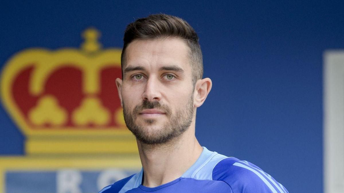 Lucas Ahijado, ante el escudo del Real Oviedo.