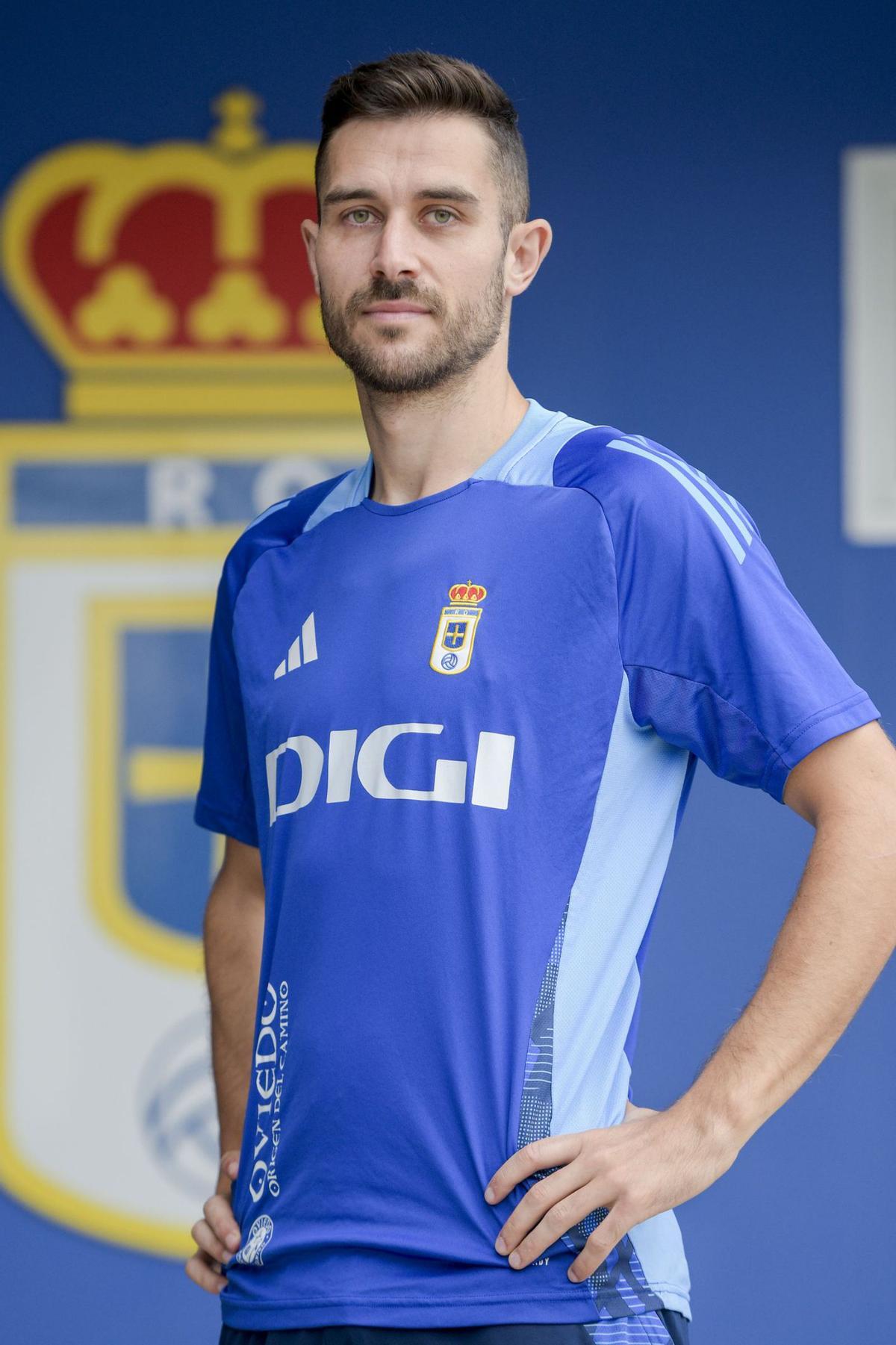 Lucas Ahijado, ante el escudo del Real Oviedo.