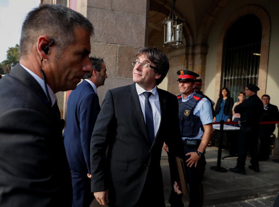 Carles Puigdemont entra al Parlament.