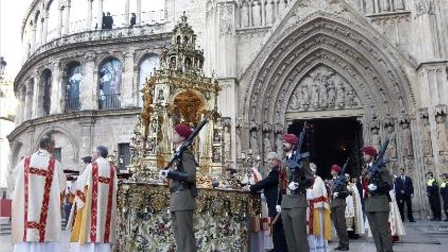 La Custodia junto a la catedral, parte del público y uno de los personajes de la procesión.