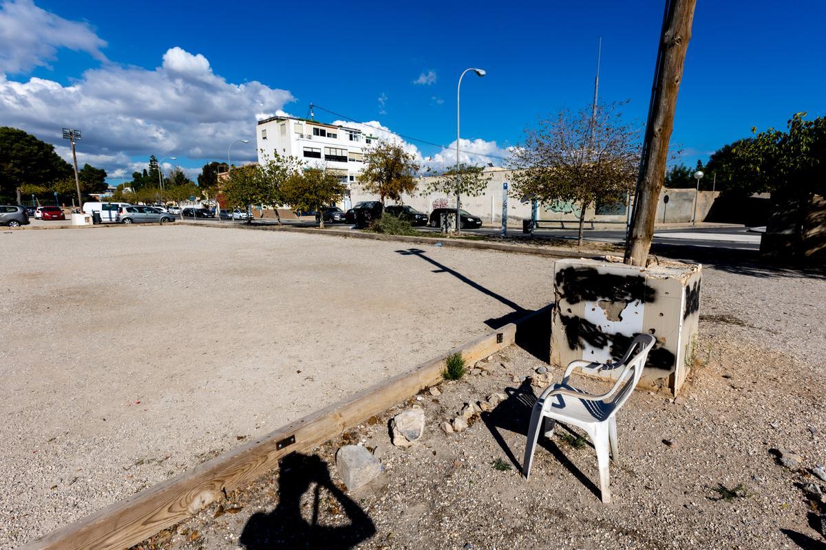 Una silla de plástico junto a una plaza.