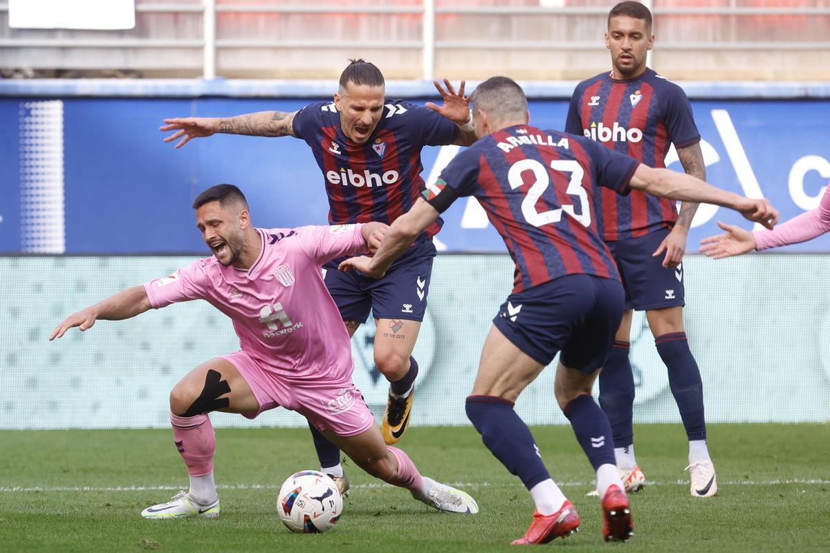 Andone cae ante varios rivales del Eibar