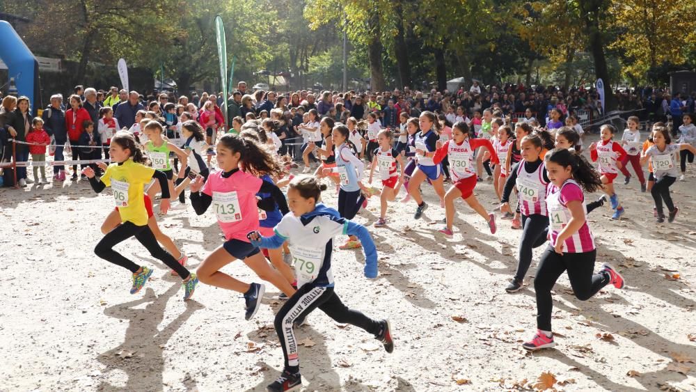 Más de 1.100 jóvenes atletas desafían a las bajas temperaturas para participar en la tradicional carrera de cross escolar.