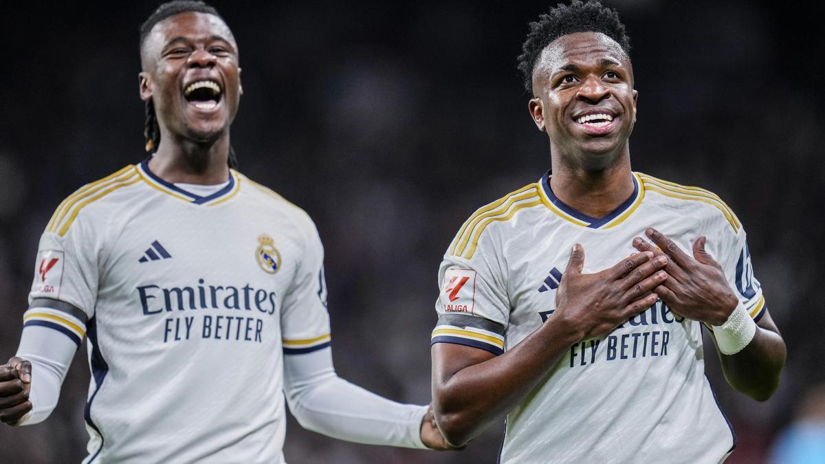 Vinicius celebra uno de sus goles con Camavinga.