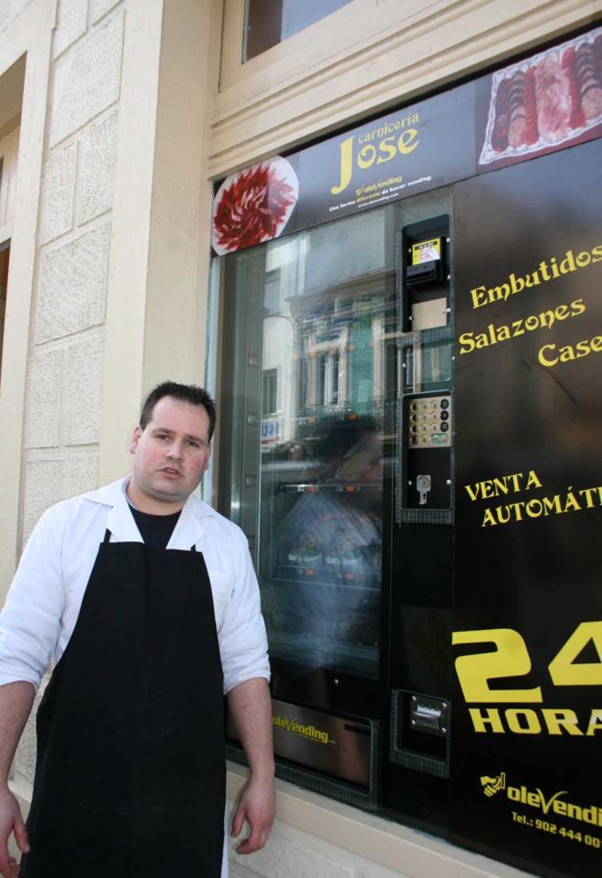 José Manuel Fernández junto a la máquina instalada en su carnicería.