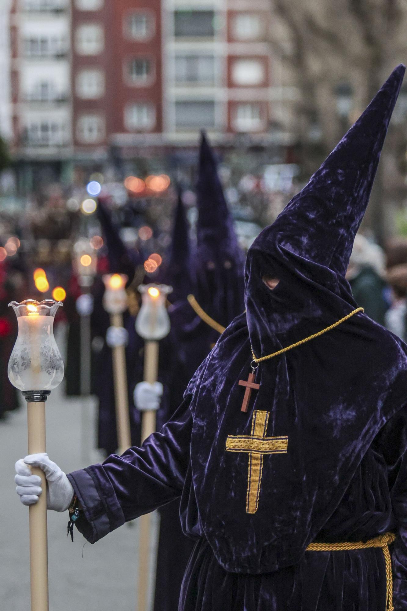 EN IMÁGENES: Así fue la procesión del Nazareno por las calles de Oviedo