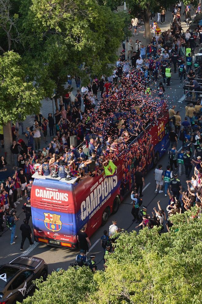 ¡De locos! Las mejores imágenes de una ciudad entregada al Barça