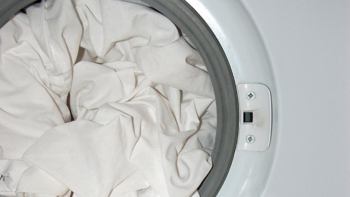CÓMO LAVAR UN EDREDÓN DE PLUMAS | Cómo lavar un edredón en la lavadora: trucos caseros para una ropa de cama impecable