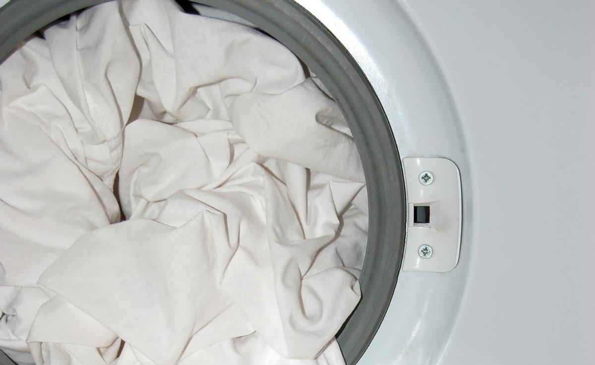 CÓMO LAVAR UN EDREDÓN DE PLUMAS | Cómo lavar un edredón en la lavadora: trucos caseros para una ropa de cama impecable