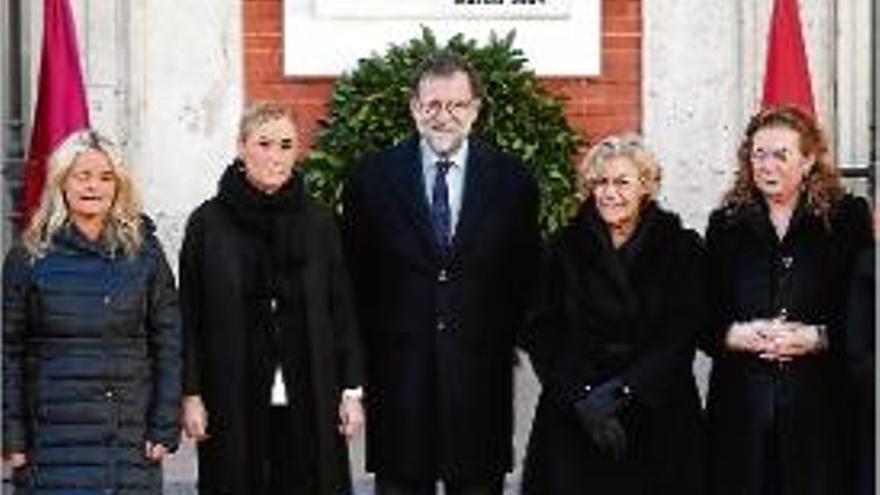 Rajoy, Cifuentes i Carmena, en l&#039;homenatge a la Puerta del Sol.