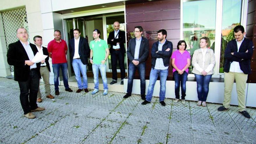 Antonio Lamas (izda.) posan delante de la AED junto a los miembros de su candidatura.  // Bernabé/Gutier