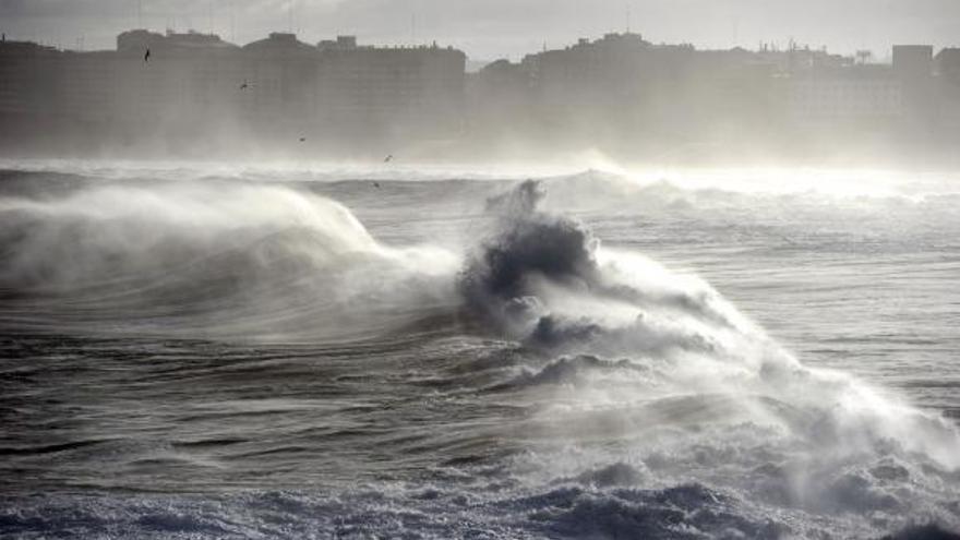 Fuerte oleaje en el litoral de A Coruña durante una alerta por temporal.