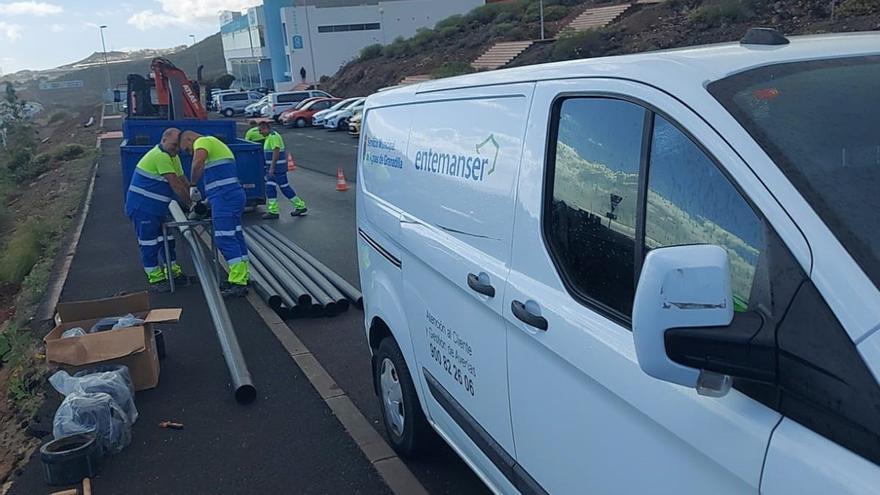 Operarios de Entemanser trabajan en la calle Hermanos Álvarez Quintero, ayer. |