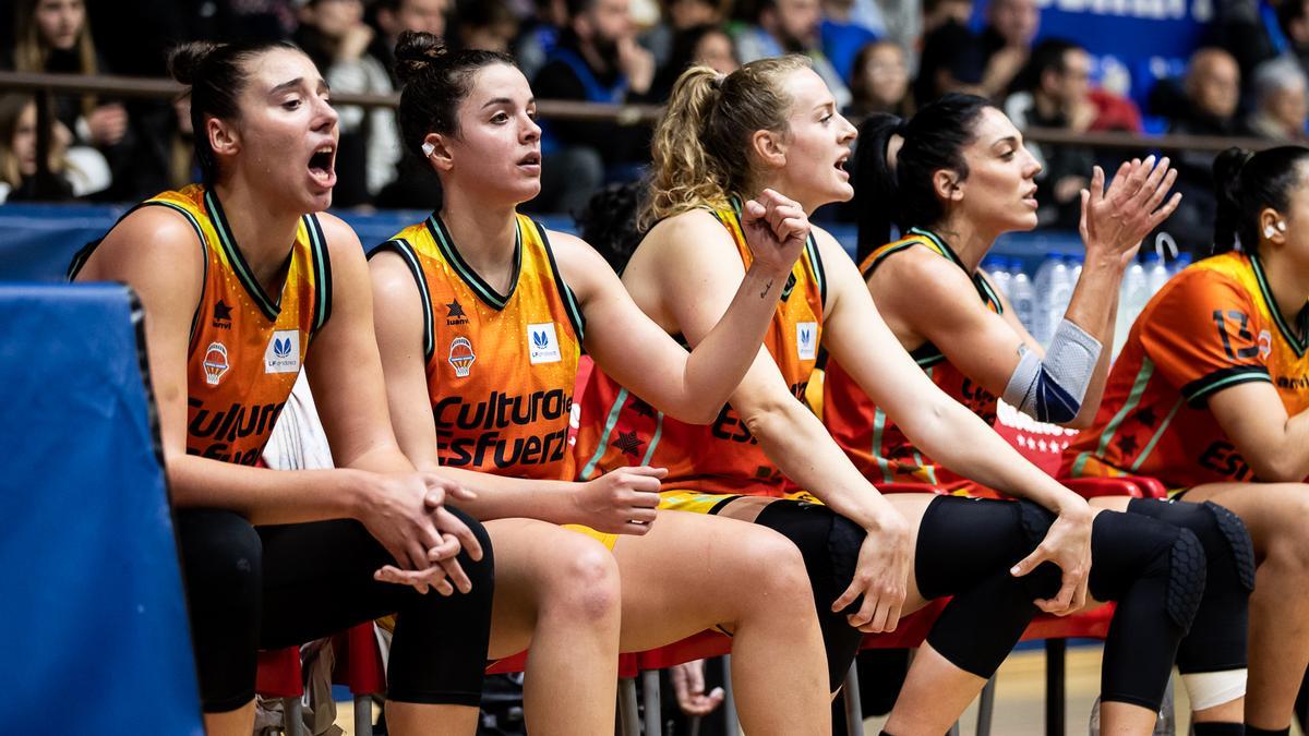 Las jugadoras 'taronja' animan a sus compañeras en la victoria del sábado ante el Movistar Estudiantes