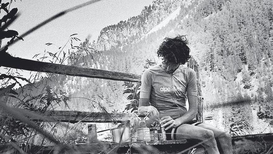 reparación de la comida en el descenso del Izoard, en un pequeño puente de madera junto a la aldea de Le Laus.