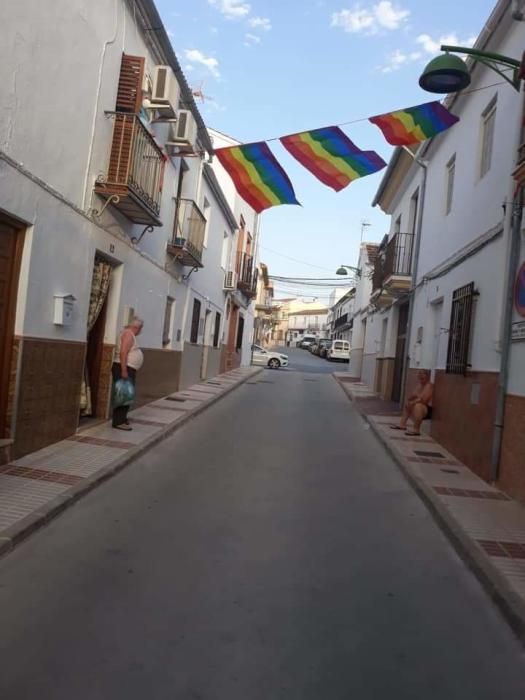 Los vecinos de Villanueva de Algaidas llenan sus balcones de banderas LGTBI