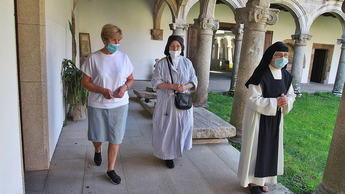 Isabel Valiente, madrileña, dejóayer el monasterio tras 8 días de retiro. En el claustro, junto a sor Rosario, la monja másjoven, y sor Cruz, la abadesadel monasterio.