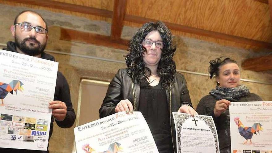 Lidia Salgueiro, con peluca, junto a miembros de Ronsel. // G. Santos