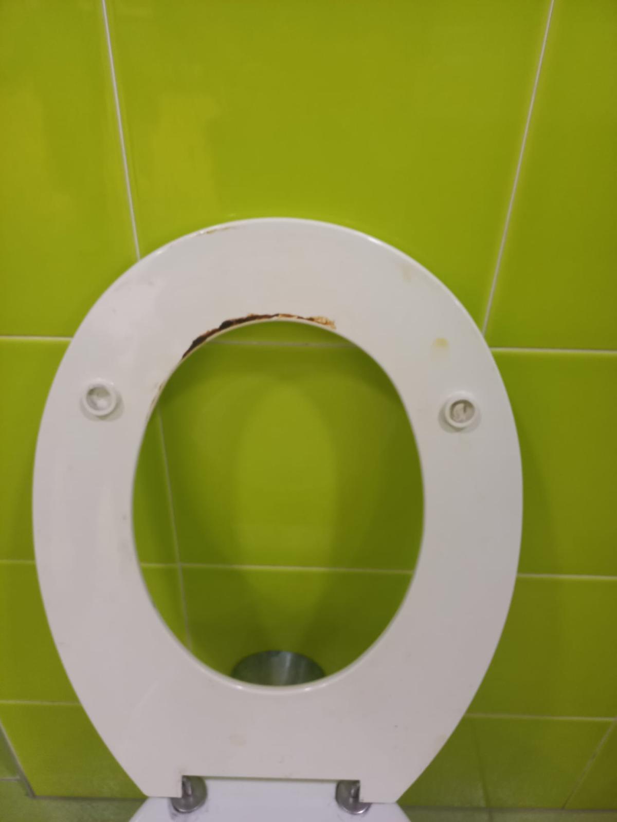 La Asociación de Madres y Padres (AMPA) del CPI Val de la Atalaya, en Zaragoza, ha denunciado esta semana la «grave situación de limpieza»