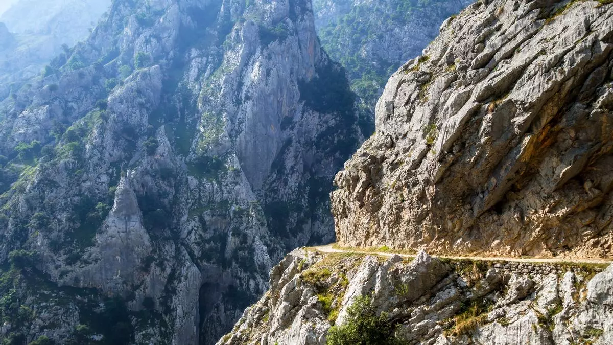 La mejor ruta de España según los senderistas se llama la Garganta Divina: atraviesa túneles y paisajes únicos en el mundo