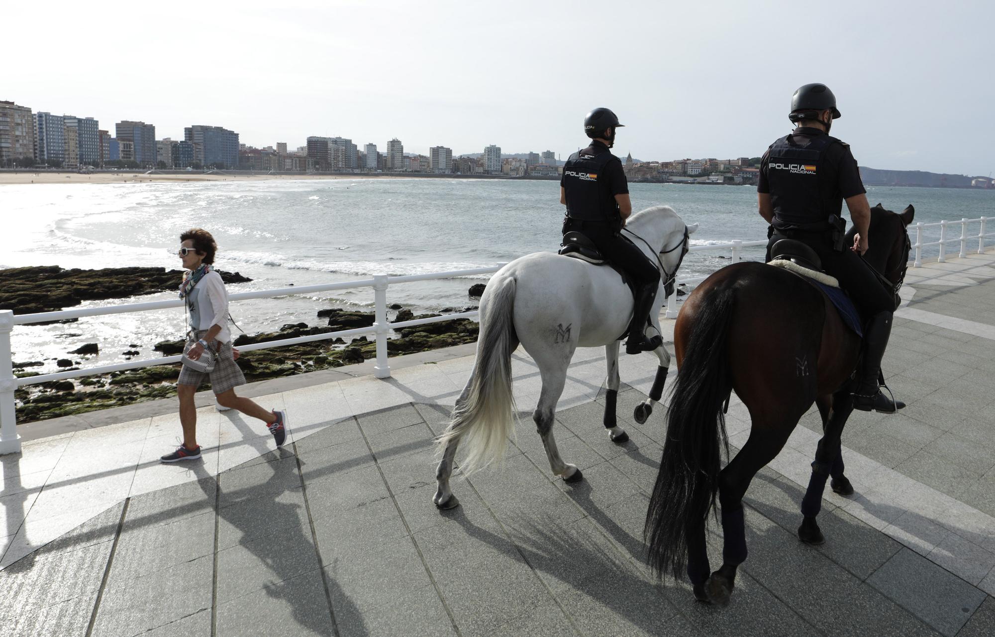 Agentes a caballo por las calles de Gijón