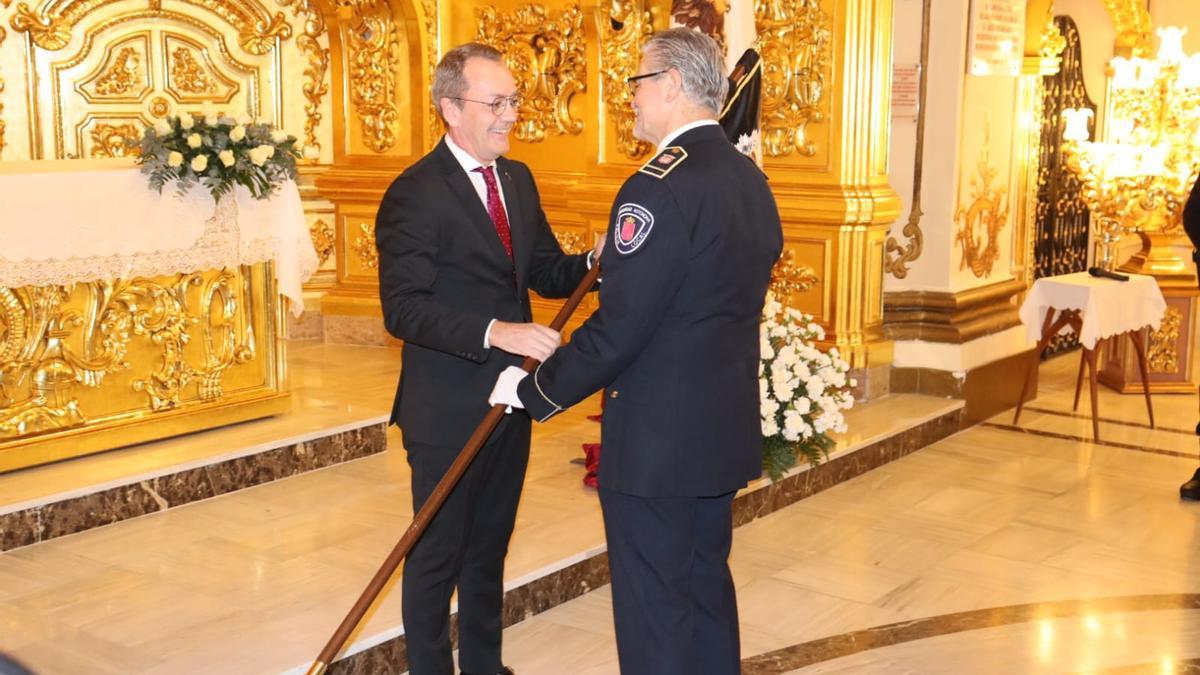 El presidente del Paso Blanco, Ramón Mateos, entrega el banderín al comisario jefe de la Policía Local, José Antonio Sansegundo, en el altar mayor de la capilla del Rosario.