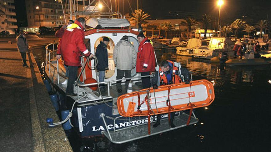 Els cossos de salvament únicament van poder recuperar ahir a la nit dos dels set tripulants que van caure amb l&#039;avió que es va precipitar al mar prop de Perpinyà.