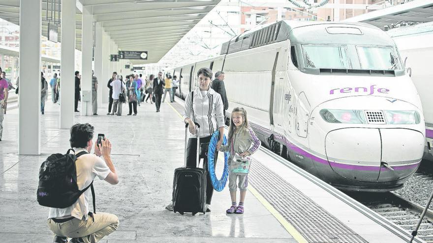 El AVE ha supuesto una revolución en los viajes entre Alicante y Madrid, pero los costes operativos disuaden a la iniciativa privada.