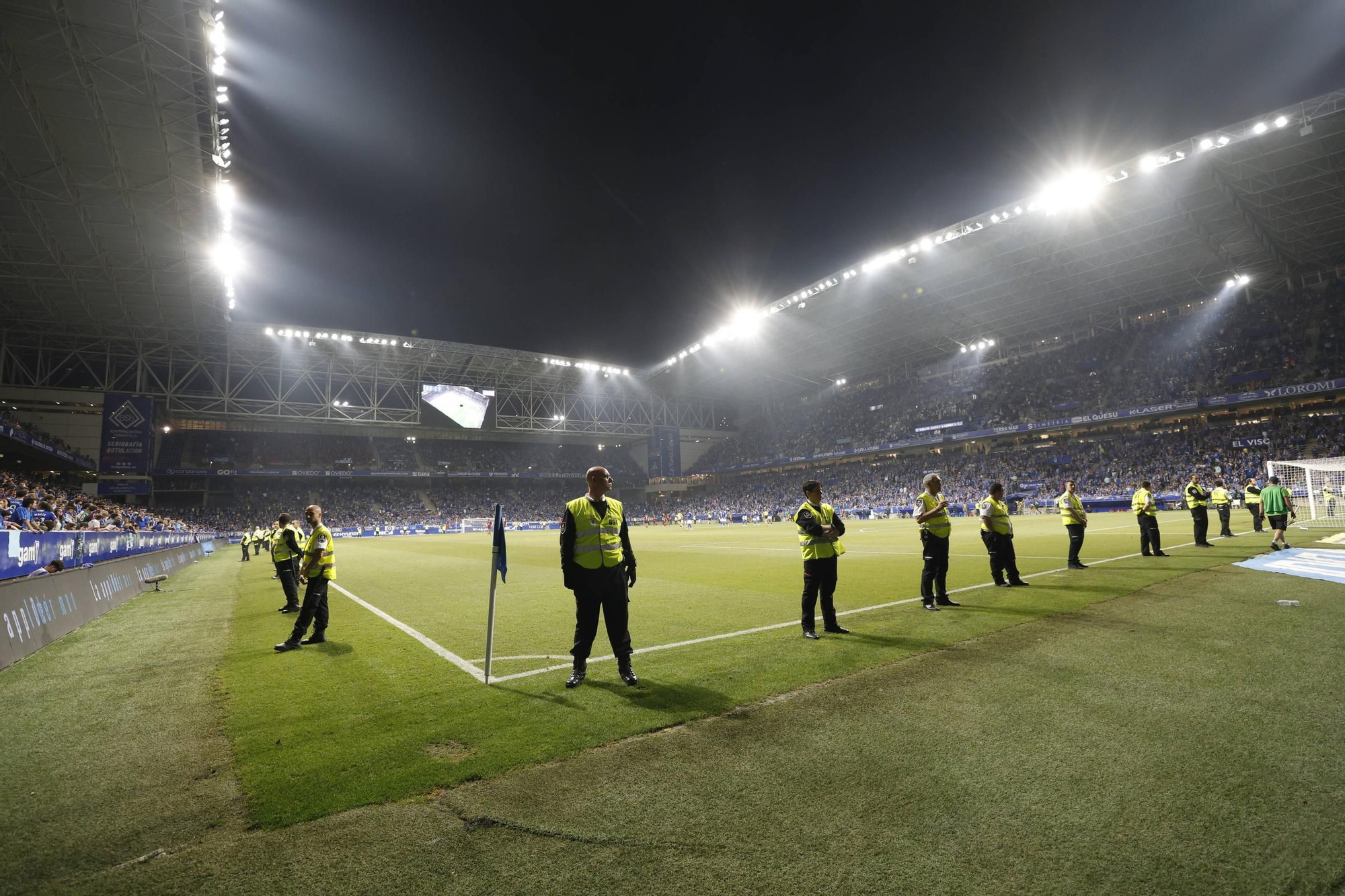 EN IMÁGENES: Así se vivió en el Carlos Tartiere la noche del ascenso del Oviedo a Primera División 24 años después