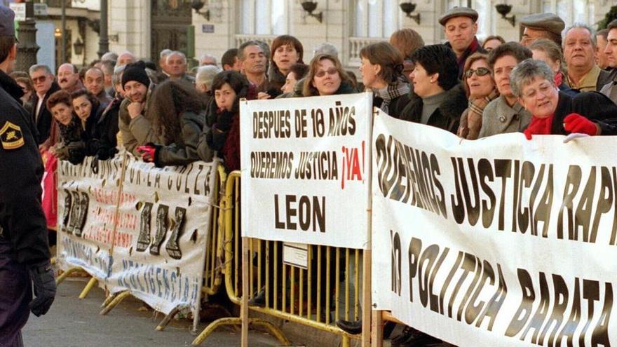 Una manifestación de víctimas del aceite de colza.