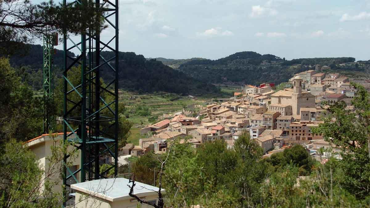 Vista del pueblo de Els Omells de Na Gaia desde una torre de telecomunicaciones