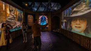 Varios visitantes en una de las salas de Harry Potter: La Exposición, en Barcelona.