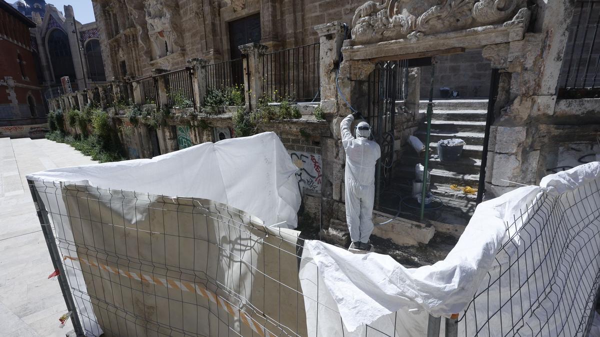 Rehabilitación del acceso a las terrazas de los Santos Juanes con las covetes al fondo.
