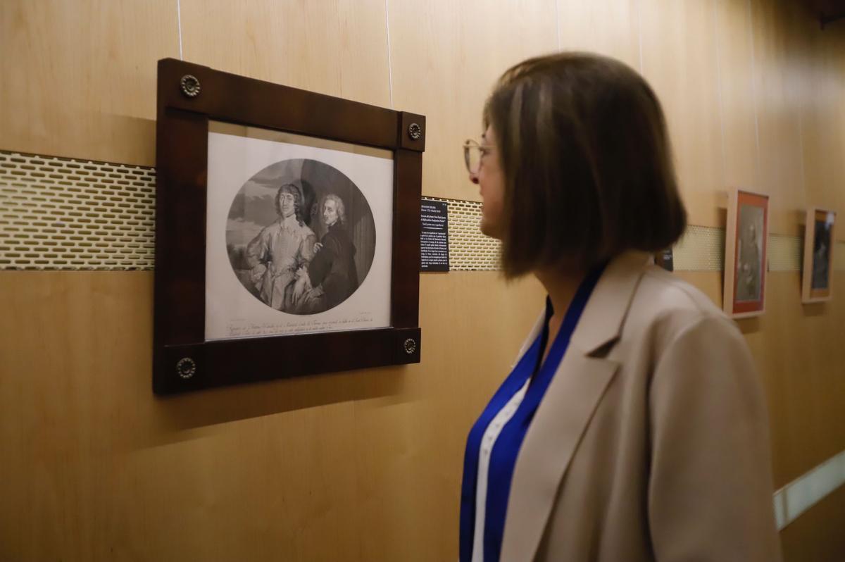 Una mujer durante su visita a la exposición.