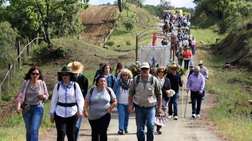 Una multitud hace el camino del Culebrín con el estandarte