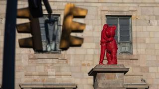 Una escultura de un artista de calle ocupa en Barcelona el espacio que tenía la del negrero Antonio López