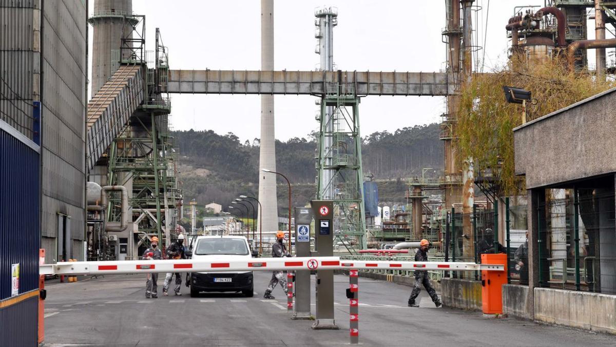 Trabajadores de la refinería salen de las instalaciones tras el suceso. |  // VÍCTOR ECHAVE