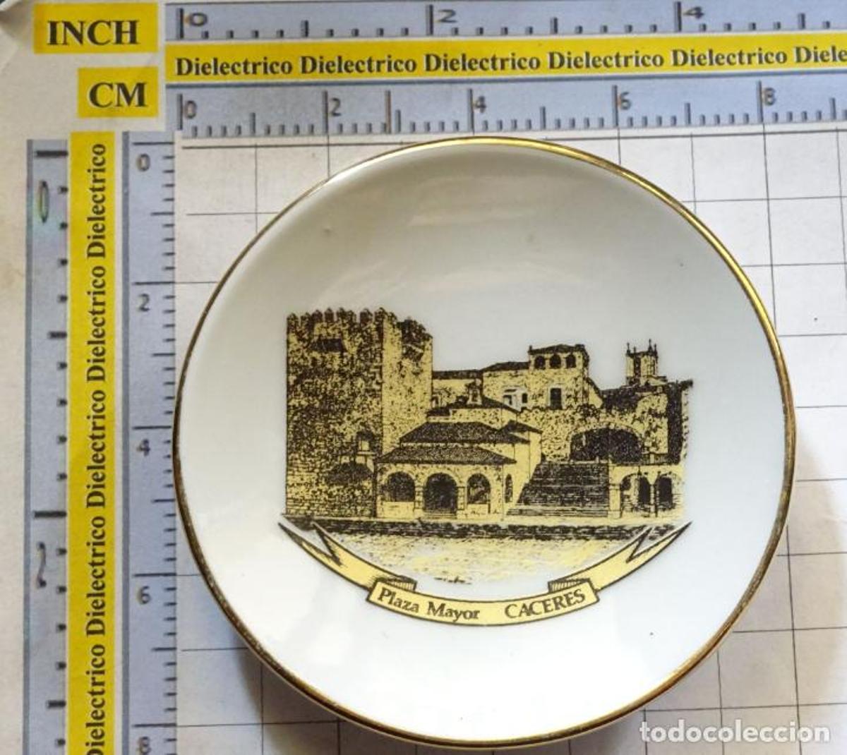 Plato de cerámica, un souvenir de Cáceres.