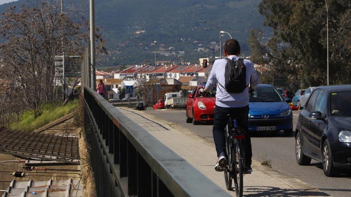 Un ciclista pasea sobre el paso elevado en la carretera de Palma del Río este lunes.