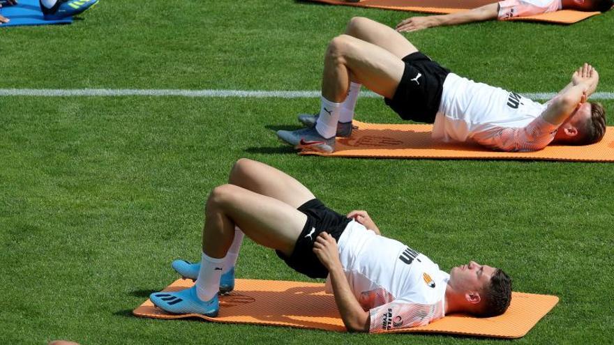 Los jugadores del Valencia entrenando esta mañana | I. Hernández